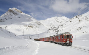 RhB Berninabahn zwischen Lagalb und Ospizio Bernina im Winter