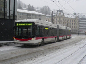Filobus HESS 3 Teiliger Swisstrolley 189 beim Hauptbahnhof