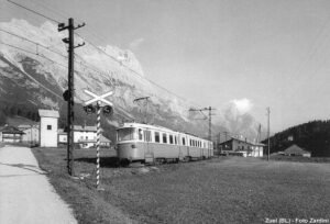 SFD Elettrotreno presso il passaggio a livello in località Zuel