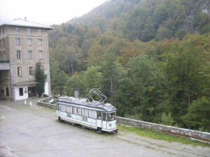 AFBO 1 Piazzale Stazione in Oropa Santuario vista dall’ auto in autunno