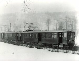 FEB Ferrovia Biella-Balma Elettromotrice19 con rimorchiate lunghe in arrivo a Miagliano