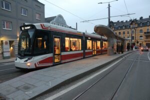 Traunseebahn Stern&Hafferl_Gmunden_Klosterplatz_Tramlink_122 (AT)