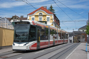 Traunseebahn gmunden-vossloh-tramlink-122-richtung