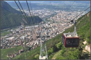 Funivia rittner-luftseilbahn-oberhalb-bozen-mit