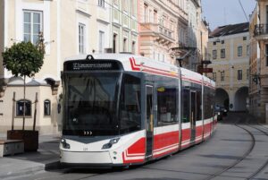 Traunseebahn tramlink-121-bei-einfahrt-haltestelle