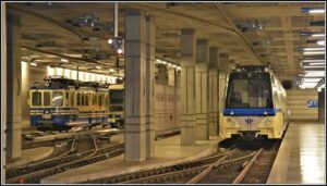 Diversi veicoli sono parcheggiati nell’ampia stazione FART della metropolitana di Locarno. (10.04.2019)